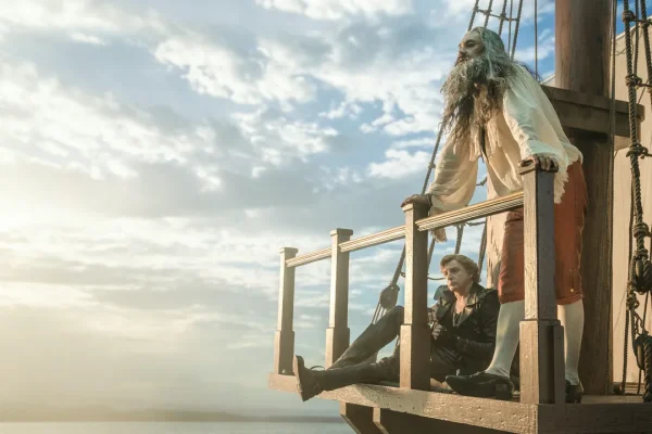 Our Flag Means Death, con Taika Waititi nel ruolo del pirata Barbanera, è la serie queer più bella che ci sia