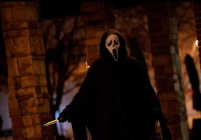 Ghostface torna in Scream 7 e noi diventiamo tutti marionette in un circuito infinito e vorticoso di paura e citazioni
