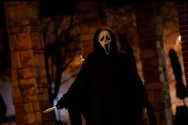 Ghostface torna in Scream 7 e noi diventiamo tutti marionette in un circuito infinito e vorticoso di paura e citazioni