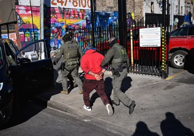 Ice e Palantir, come l’AI della controversa azienda tech aiuta l’agenzia a mettere in atto la sua brutale repressione