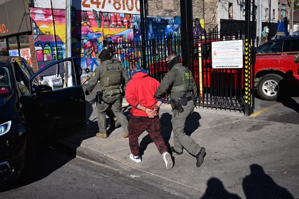 Ice e Palantir, come l’AI della controversa azienda tech aiuta l’agenzia a mettere in atto la sua brutale repressione