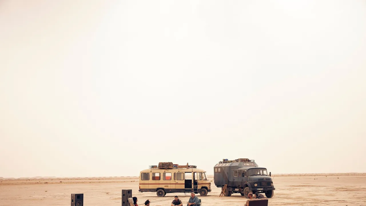 Sirât è uno di quei film che riesce ancora a scioccarci (e non siamo più abituati)