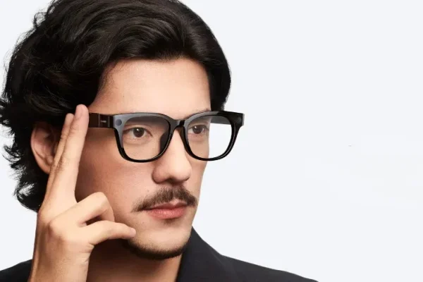 Gli smart glasses in Cina si usano per pagare i parcheggi