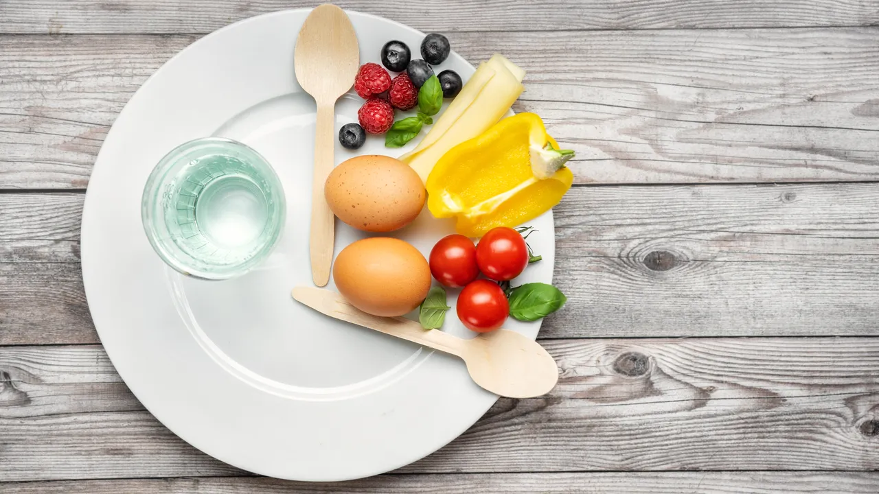 Il digiuno intermittente è una dieta che sta andando molto di moda, ma purtroppo non fa miracoli per la perdita di peso