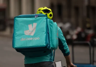 Dopo Glovo, è il turno di Deliveroo a finire commissariata per caporalato sui rider