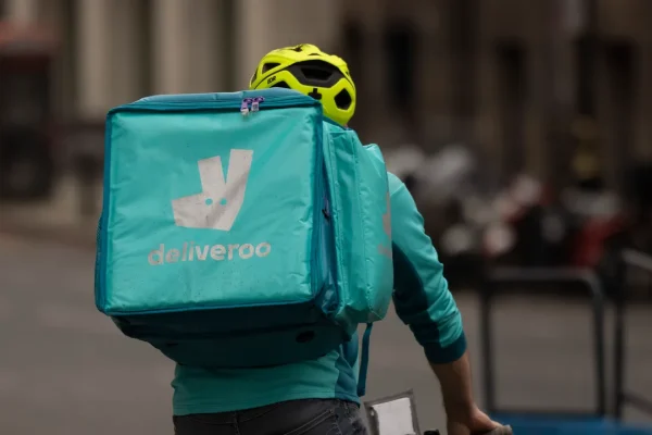 Dopo Glovo, è il turno di Deliveroo a finire commissariata per caporalato sui rider