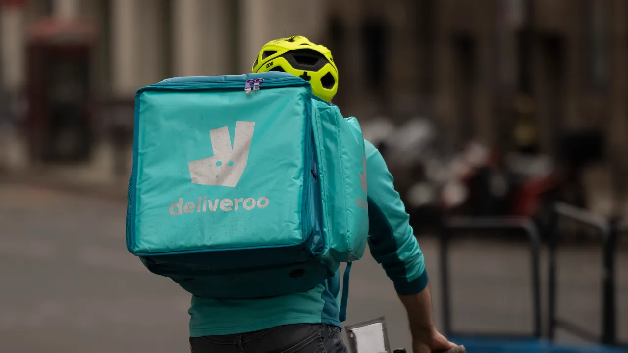Dopo Glovo, è il turno di Deliveroo a finire commissariata per caporalato sui rider