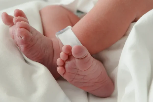 Per la prima volta nel Regno Unito una donna ha partorito grazie a un trapianto di utero da donatrice deceduta