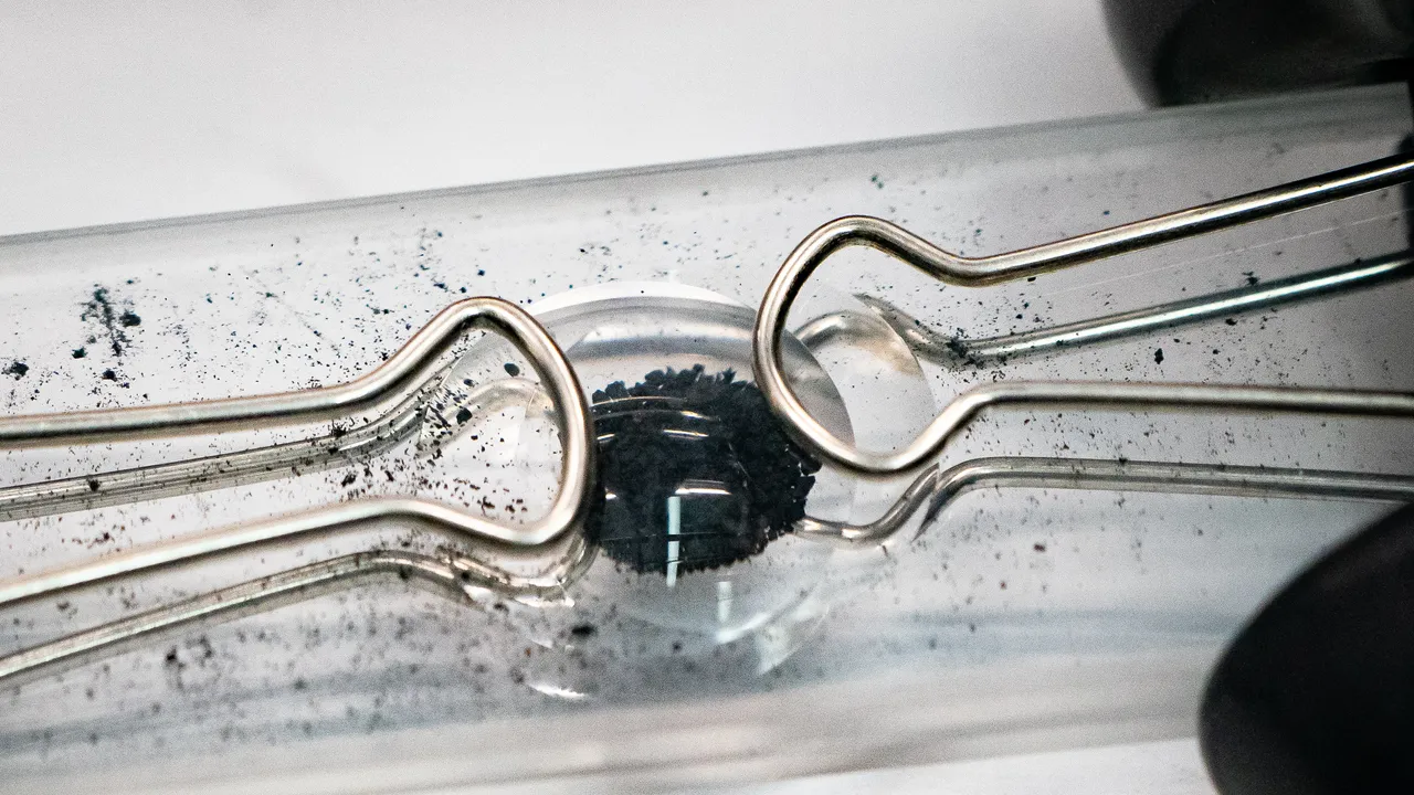 I campioni di roccia provenienti dall’asteroide Bennu cambiano il modo in cui dovremmo cercare la vita nell’Universo