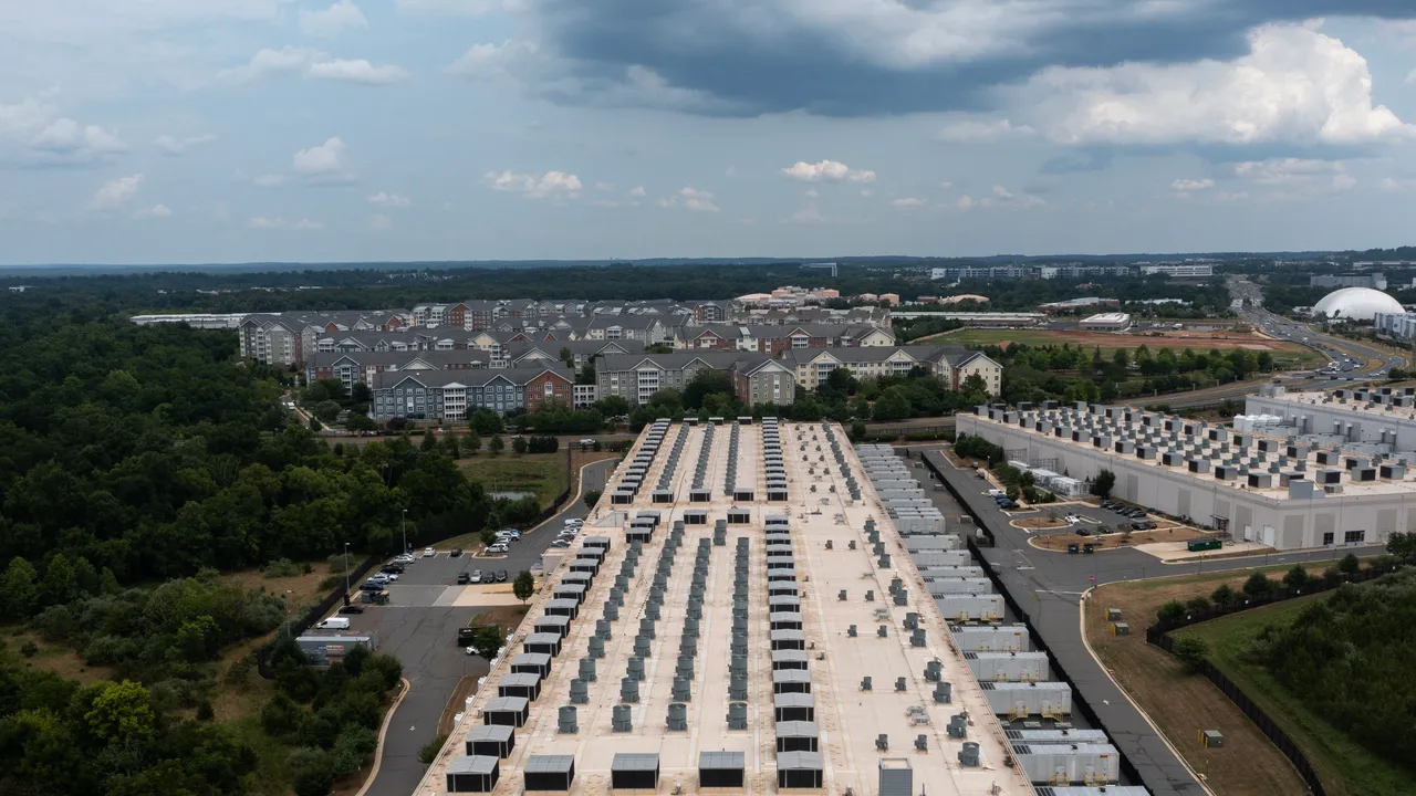 Siamo stati dentro i data center in Italia e negli Stati Uniti per capire come c’è dietro il trionfo dell’AI