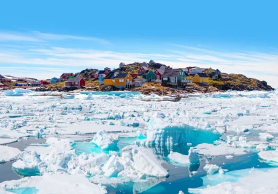 In tutto il mondo il livello del mare si sta alzando, ma in Groenlandia si abbassa (no, per le città costiere non è una buona notizia)