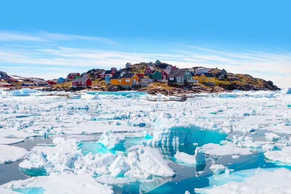 In tutto il mondo il livello del mare si sta alzando, ma in Groenlandia si abbassa (no, per le città costiere non è una buona notizia)