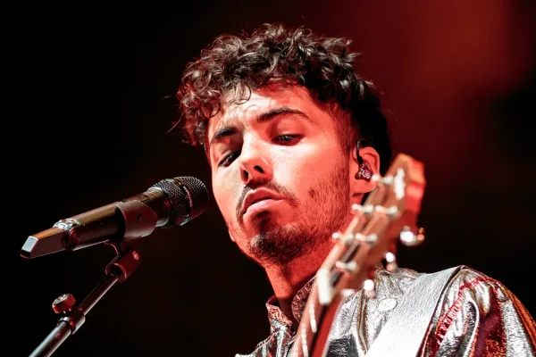 Fulminacci si racconta alla vigilia di Sanremo 2026 nella nostra intervista basata sulle domande più cercate sul web