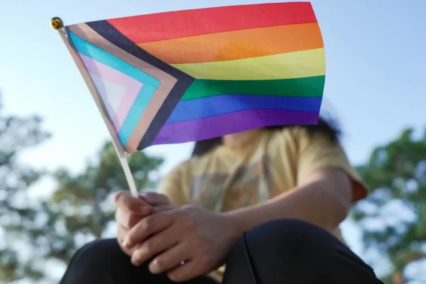 Neuroqueer è un concetto fluido e in evoluzione, che esplora l’intersezione tra identità queer e neurodivergenze