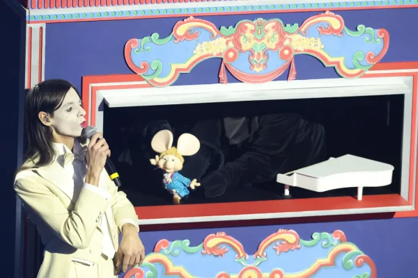 La scaletta della quarta serata di Sanremo 2026 tra duetti e cover riuscirà finalmente a farci divertire e ad avere pietà di noi?