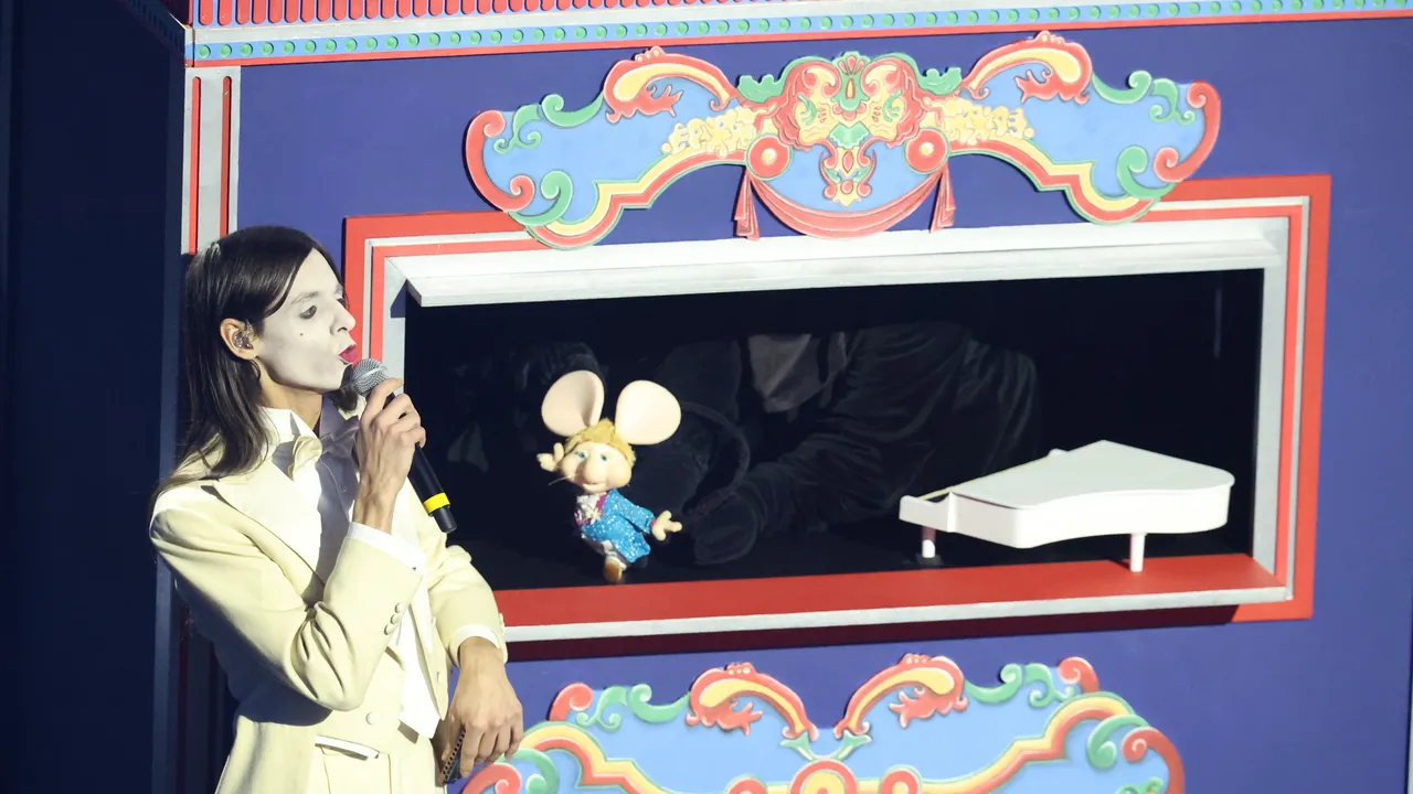 La scaletta della quarta serata di Sanremo 2026 tra duetti e cover riuscirà finalmente a farci divertire e ad avere pietà di noi?