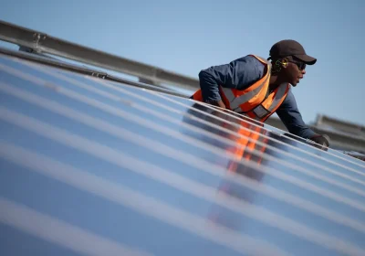 Rinnovabili in Africa, bastano 6 mesi e un pannello solare si è già ripagato i costi (rispetto al gasolio)