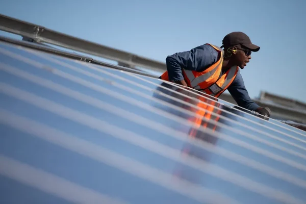 Rinnovabili in Africa, bastano 6 mesi e un pannello solare si è già ripagato i costi (rispetto al gasolio)