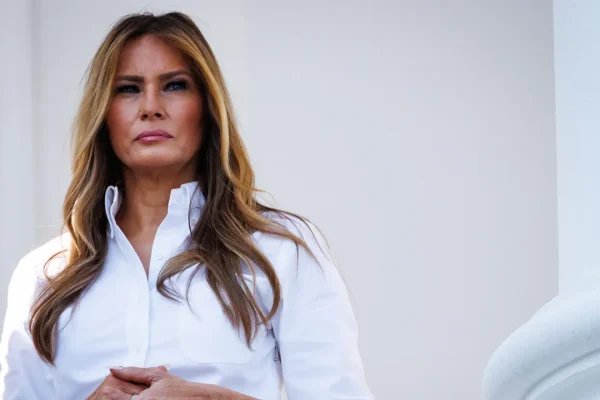 Cosa ci fa Melania Trump in classifica su Amazon? Il romanzo erotico-fantasy supera la realtà (e il documentario)