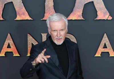 James Cameron la tocca piano e dice che la fusione Warner-Netflix sarebbe “disastrosa”