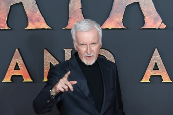 James Cameron la tocca piano e dice che la fusione Warner-Netflix sarebbe “disastrosa”