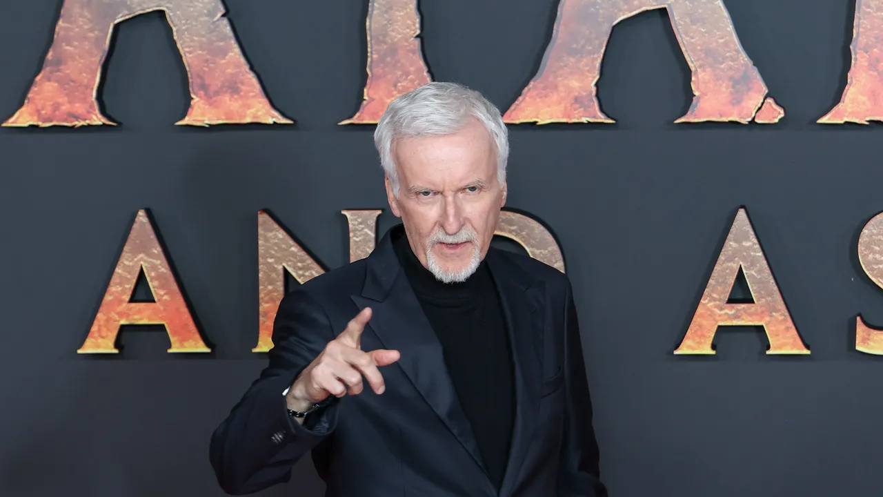 James Cameron la tocca piano e dice che la fusione Warner-Netflix sarebbe “disastrosa”