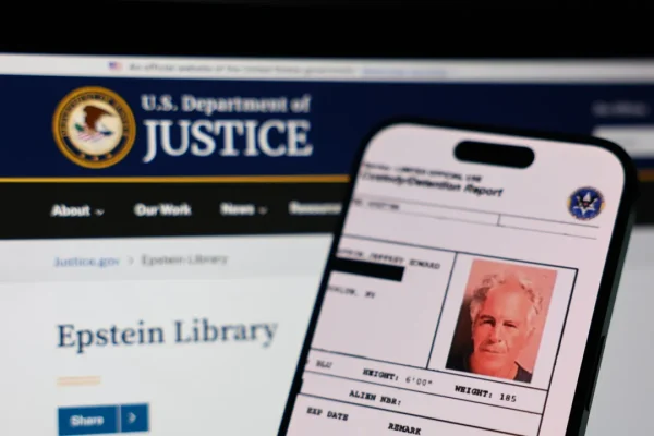 Epstein files, l’Italia emerge come laboratorio politico di Steve Bannon negli scambi con il finanziere