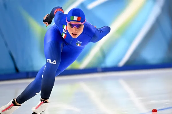 Dove vedere le gare delle Olimpiadi di Milano Cortina per farvi una scorpacciata di sport sdraiati comodamente sul divano