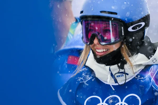 Chi è Eileen Gu, il volto “pulito” della Cina ora superpotenza anche alle Olimpiadi