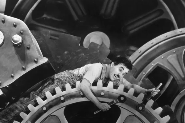 Tempi Moderni compie novant’anni, la sublime e immortale danza di Chaplin tra comicità e tragedia