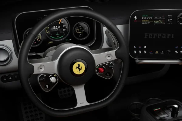 Ferrari Luce, abbiamo toccato con mano gli interni e per ora sembra più un’Apple car che la prima elettrica di Maranello