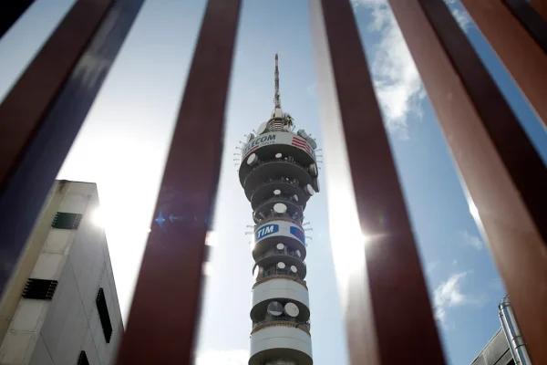 Cosa cambia con le nuove regole per gli abbonamenti alla fibra di casa (e chi ci guadagna)