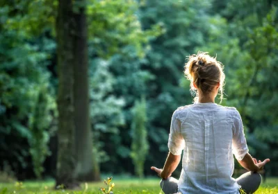 Meditazione, come iniziare a praticarla ritrovando un po’ di pace interiore (anche senza om)