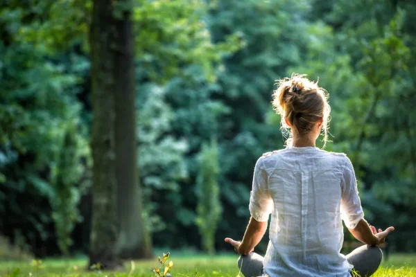 Meditazione, come iniziare a praticarla ritrovando un po’ di pace interiore (anche senza om)