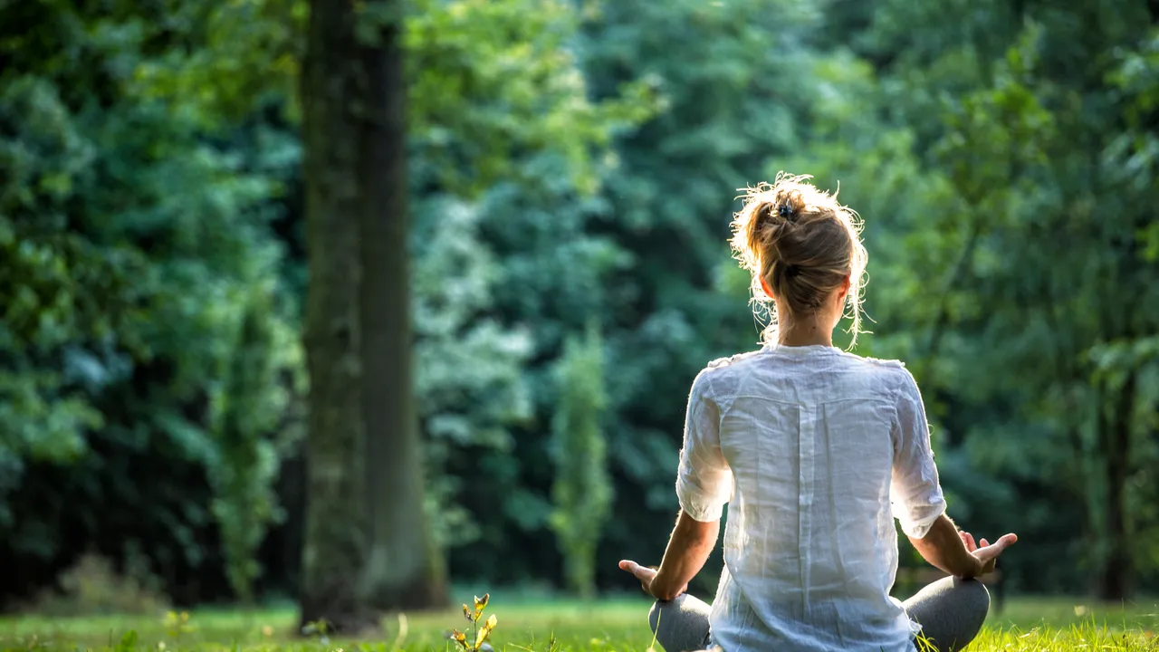Meditazione, come iniziare a praticarla ritrovando un po’ di pace interiore (anche senza om)