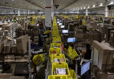 Perché Amazon deve spiegare come usa i dati che raccoglie su chi lavora nei suoi magazzini