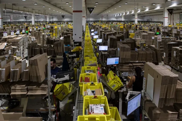 Perché Amazon deve spiegare come usa i dati che raccoglie su chi lavora nei suoi magazzini