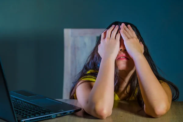 Quando l’AI diventa un confidente. Cosa succede se i ragazzi chiedono aiuto ai bot per un supporto sentimentale o psicologico