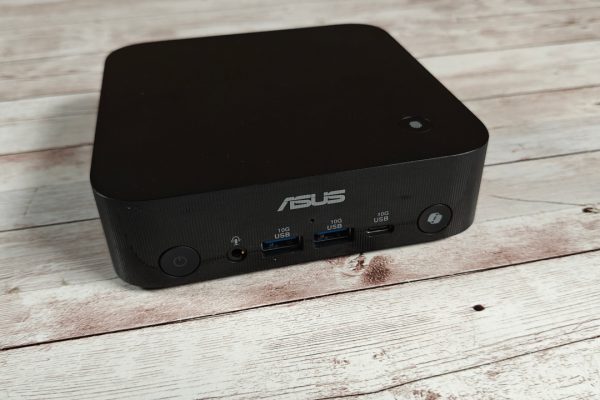 ASUS ExpertCenter PN54: mini PC Copilot+ con Ryzen AI 300, tanta potenza in 0,6 litri