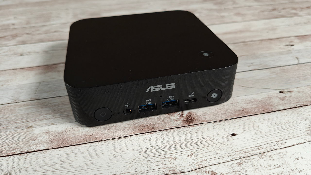 ASUS ExpertCenter PN54: mini PC Copilot+ con Ryzen AI 300, tanta potenza in 0,6 litri
