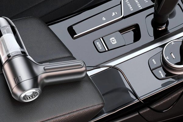 Quattro accessori auto su Amazon che cambiano la vita a bordo: aspiratore, compressori e Android Auto e CarPlay wireless in offerta