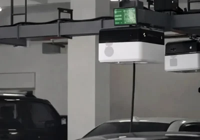 Addio ricerca della parcheggio con colonnina, ora il robot arriva da te e cala il cavo dall'alto