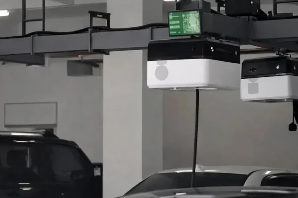 Addio ricerca della parcheggio con colonnina, ora il robot arriva da te e cala il cavo dall'alto