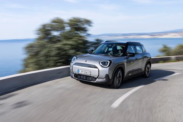 BMW tratta con Bruxelles per liberare Mini Aceman e Cooper dai dazi sulle auto elettriche cinesi