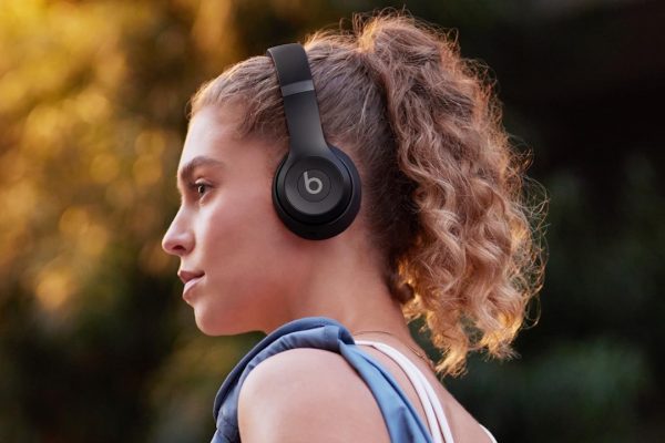 Beats Solo 4 a 111€: le iconiche cuffie con 50 ore di autonomia e Audio Spaziale a prezzo record su Amazon