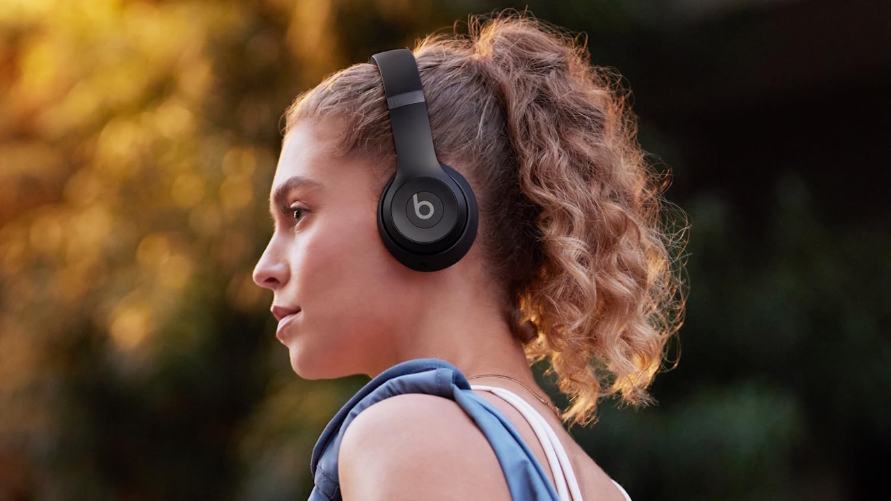 Beats Solo 4 a 111€: le iconiche cuffie con 50 ore di autonomia e Audio Spaziale a prezzo record su Amazon