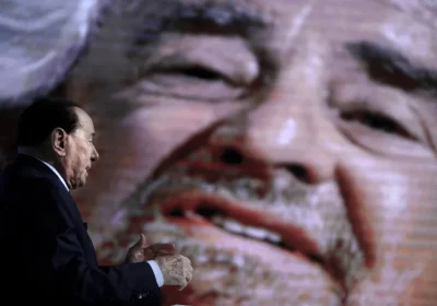 Negli Epstein files abbiamo trovato anche Berlusconi e Grillo (oltre al già citato Salvini)