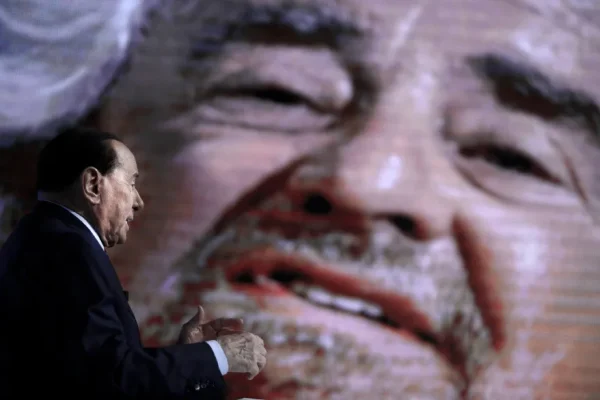 Negli Epstein files abbiamo trovato anche Berlusconi e Grillo (oltre al già citato Salvini)