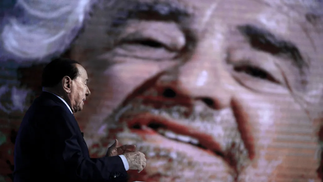 Negli Epstein files abbiamo trovato anche Berlusconi e Grillo (oltre al già citato Salvini)