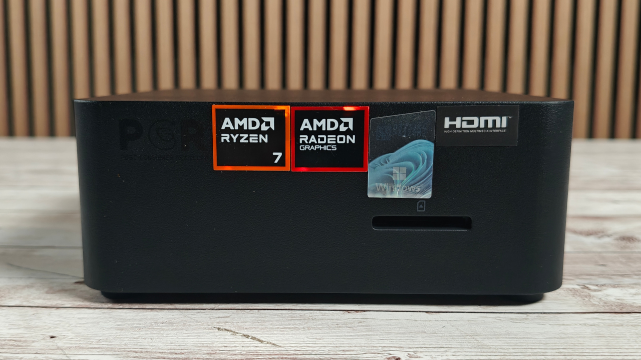 Cubi Z AI 8M visto da vicino, un mini-PC di MSI per PMI, casa e negozi